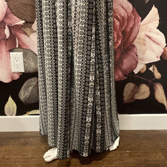 Beautiful Light Maxi Dress - Picture 2 of 4